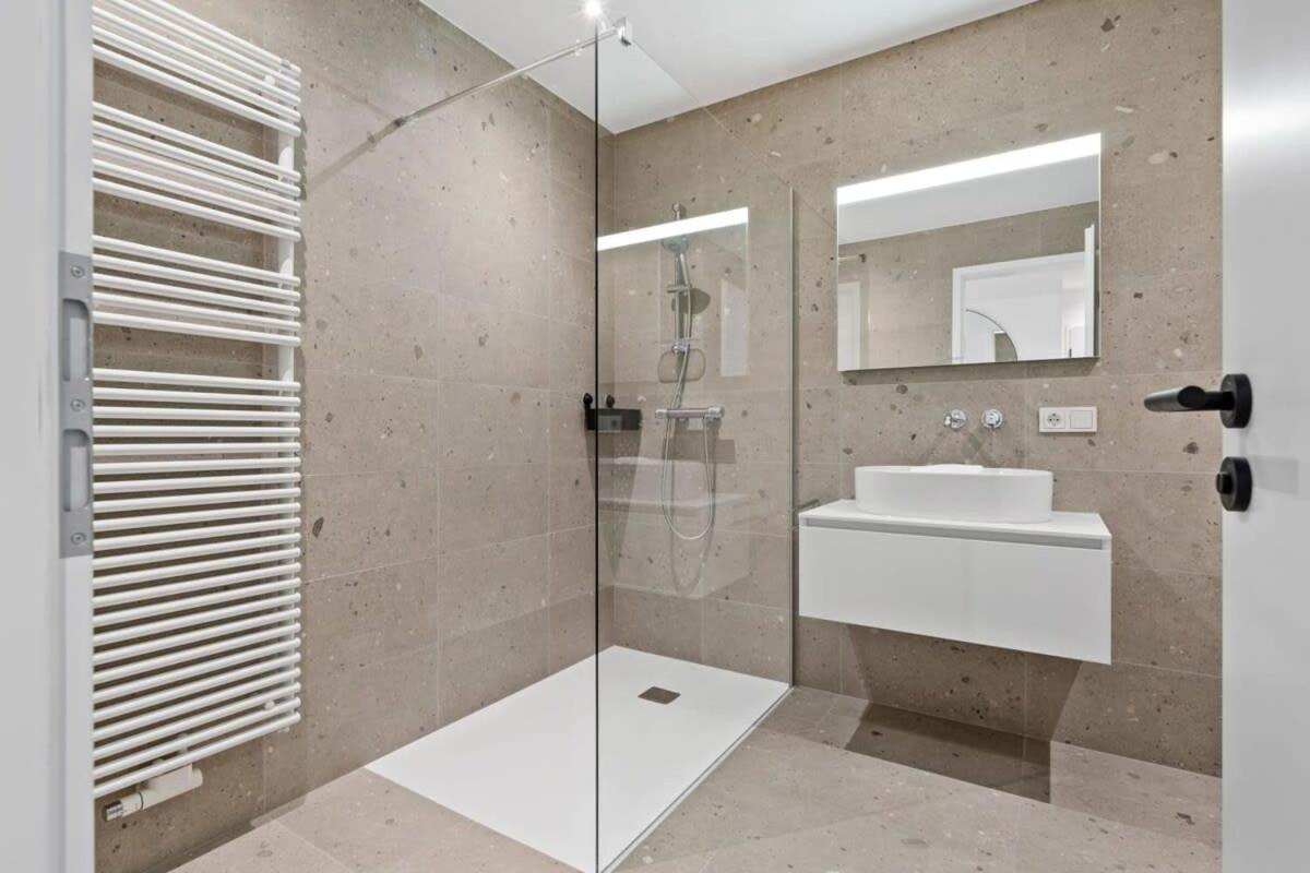 شقة Luxurious 2Br Apt With Balcony In لوكسمبورغ المظهر الخارجي الصورة